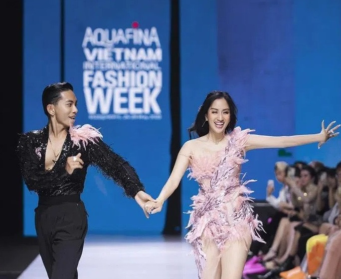 Vợ chồng Khánh Thi - Phan Hiển khiêu vũ trên sàn diễn thời trang